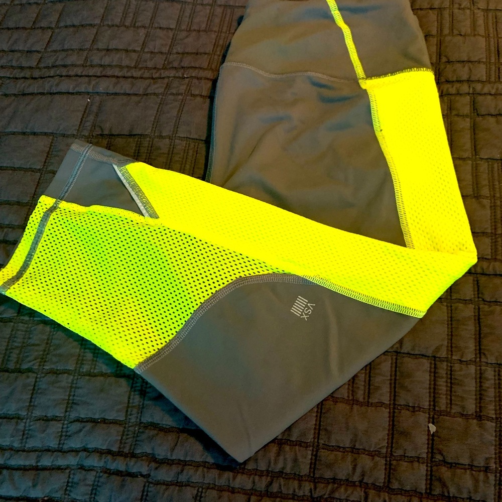Womenswear Victoria Secret Yoga 3/4 cropped Yoga Pant!